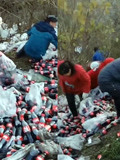货车高速侧翻弃下数千瓶饮料遭村民哄抢，捡太多喝不完就送人