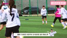 韩国青年女足球员日常训练中和男生对抗，她们的球技和球商都好棒