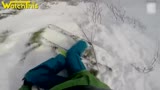 滑雪者突遭雪崩 关键时刻扑上一颗树死里逃生