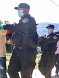 云南8人顶风作案组织运送多人偷越国境，被现场执行拘留