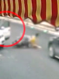 触目惊心！女子骑电动车被“开门杀”撞倒，瞬间又被迎面碾压