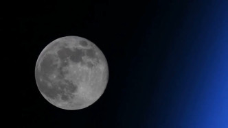 太美了，这就是从太空看见的月亮