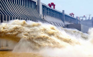 长江水流这么急，三峡大坝是如何修建的呢？网友：佩服工程师！