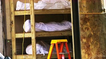 纽约一搬尸工的自述：劣质运尸袋不够用床单裹，时常有排泄物流出