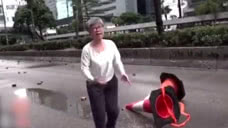 香港70岁阿婆不惧威胁拆路障 怒斥暴徒揭穿“黄媒”虚伪面目