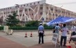 探访北京新发地：市场封闭，警察值守，有成批护士进入