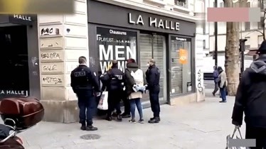 封城后的法国 警察在街上叫市民回家 反遭市民怒怼 要自由