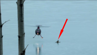 小鹿被困冰面挣扎，救援直升机及时赶到，救援方式千万憋住笑！