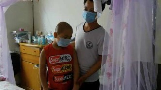 9岁儿患白血病，尘肺病父亲含泪照料：先救他，他的路还长