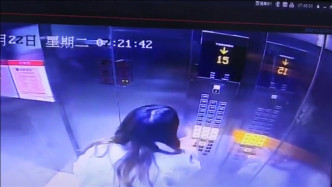 电梯从35楼急速下坠！女生“教科书式”自救险脱困：电梯之前就这样