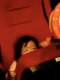 小女孩陪妈妈看《你好，李焕英》被卡座椅 救援时电影音乐响起了