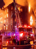 美国纽约一百年历史教堂起火 超过100名消防员灭火 损毁严重