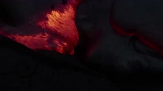 夜拍基拉韦厄火山爆发 岩浆注入太平洋水火炸裂交融