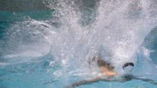 女子跳水比赛尴尬一幕 入水水花比跳板还高