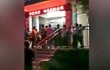 惠州一男性老师涉嫌猥亵多名小学生，大批愤怒的家长将其团团围住