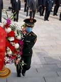 中国驻朝鲜大使馆向中朝友谊塔敬献花篮，缅怀志愿军英烈