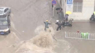 宜昌暴雨袭城：积水顶开井盖奔涌下坡，男子被卡水中弃车脱险