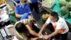 重庆城管追打女商贩被刀砍伤 警方：商贩正当防卫，城管被行拘