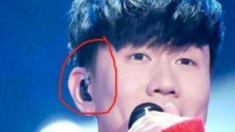 在演唱会上，原来歌手耳朵里戴的不是“耳机”而是这个东西