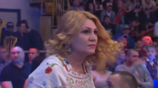 俄罗斯拳王比赛打输被妈妈当场扇耳光，脸上有血一边擦一边打脸