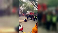 重庆加州花园大火： 疑似消防员锯开路障，警民合力掀车视频曝光