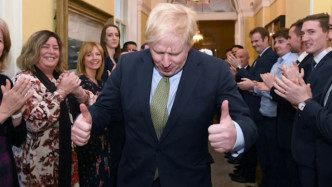 英国大选鲍里斯大获全胜 首相官邸内掌声雷动众人热烈祝贺