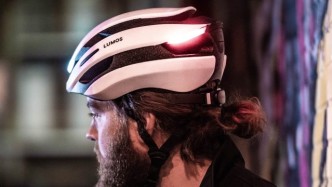 头盔自带转向灯？波士顿公司开发带转向灯的头盔，还可无线控制！