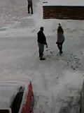 美国一男子与邻居夫妻因铲雪争吵，持枪将两人杀害后自杀