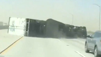 加州遭遇风暴袭击，超长货车被强风吹翻横躺路中央