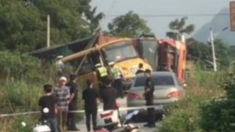 广西上林：货车侧翻甩落砂石，致校车失控学生受伤