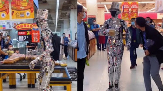 深圳街头艺人身穿特殊服装，扮成机器人逛超市，过于逼真惊呆众人
