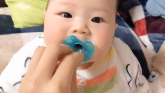 安抚奶嘴对宝宝有多重要？嘴里塞着东西才能感到幸福