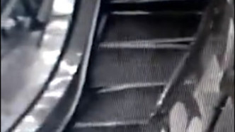 梧州一商场扶梯台阶运行中突然断裂 碎片四溅 监控拍下惊险瞬间