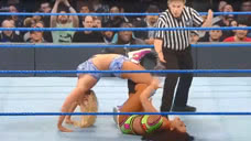 WWE夏洛特霸气出征，八号锁腿重出江湖，卡梅拉痛苦不已求饶