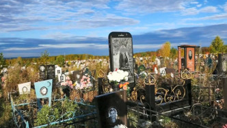 25岁姑娘车祸去世，父亲花10万造iPhone墓碑，网友称：外形太逼真了