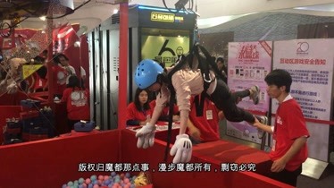 上海一商场现真人版抓娃娃机 女生们都玩嗨了