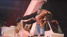 巨人卡里将约翰塞纳丢上吊车，遭塞纳“猫抓脸”，被扔下吊车