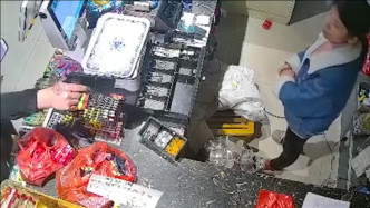 湖南益阳多人持玩具手枪抢劫超市，被抓获