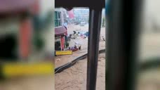 福建南平连续遭暴雨袭击 洪水冲毁大桥 商店内物品被卷走