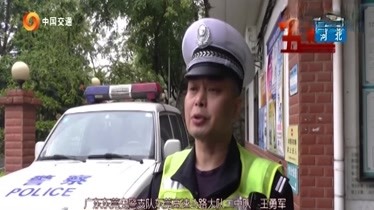 交警夜查轿车司机下车就跑，百米冲刺还带跨栏，你以为你是刘翔？