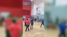 戈登和孩子们一起进行投篮比赛
