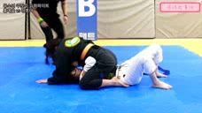 韩国少年柔术锦标赛女子决赛，小选手体力消耗都很大，难分胜负