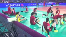 江门站中国女排赛前热身 全员躺地拉伸状态放松