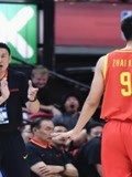 中国男篮再输球，李楠和郭士强反应完全不同！球迷大呼：李楠下课