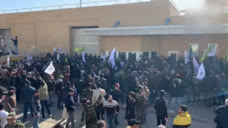 高喊“美国去死”，伊拉克示威者在美使馆放火抗议