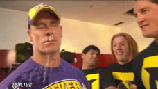 WWE巴雷特嫌水太烫，将水全部泼在塞纳的脸上，塞纳却不敢还手