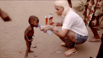 当年非洲讨水喝的小男孩，如今6年过去了，他变成啥样了？