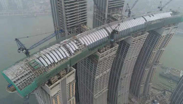 中国建了一座横向摩天大楼，底部用四座大楼支撑，把老外都惊到了