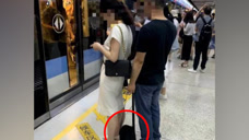 无耻！男子手机藏包里地铁偷拍女士裙底 机智保洁阿姨拍下报警