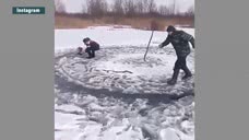 神操作！俄西伯利亚渔民捕鱼，在冰面上玩起了“大转盘”
